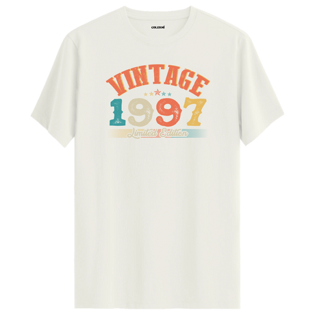 1997 Vintage Echo ekru tişört, zamansız retro detayları ve premium pamuk kumaşıyla şık bir hediye seçeneği olur.
