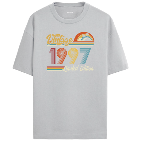 1997 Vintage gri oversize tişört, modern ve retro tasarımıyla şık bir doğum günü hediyesi alternatifi sunar.