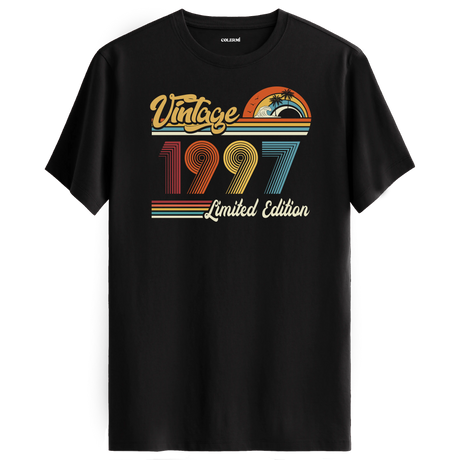 1997 Vintage siyah tişört, retro baskısıyla nostaljik bir doğum günü hediyesi seçeneği sunar.