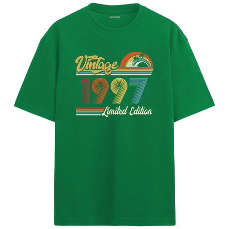 1997 Vintage yeşil oversize tişört, nostaljik tasarımıyla farklı bir doğum günü hediyesi seçeneği sunar.