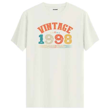 1998 Vintage Echo ekru tişört, zamansız retro detayları ve premium pamuk kumaşıyla şık bir hediye seçeneği olur.