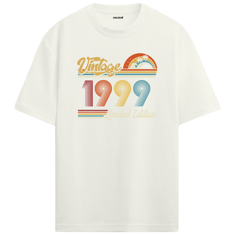 1999 Vintage ekru oversize tişört, retro detaylarıyla zamansız bir doğum günü hediyesi olabilir.