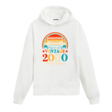 2000 Vintage Hoodie, kaset baskılı retro tasarımı ve pamuklu kumaşıyla nostaljik bir stil sunuyor.