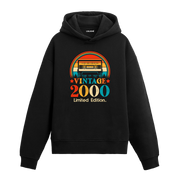 2000 Vintage Hoodie, kaset baskılı retro tasarımı ve pamuklu kumaşıyla nostaljik bir stil sunuyor.