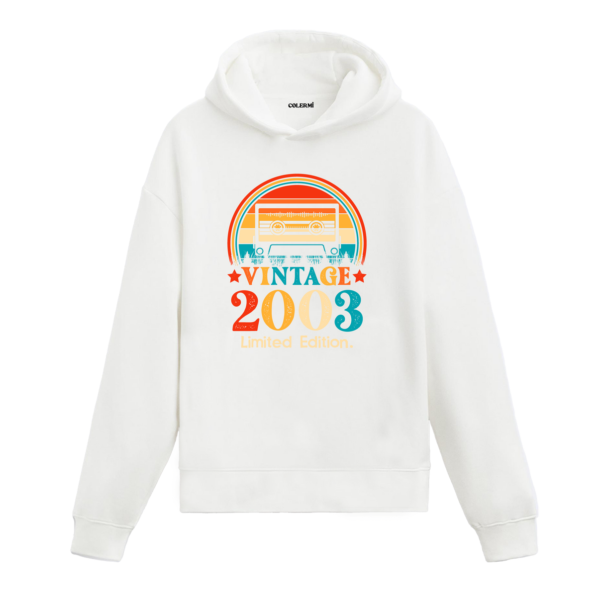 2003 Vintage Hoodie, retro kaset baskısı ve pamuklu kumaşıyla nostaljik bir görünüm sunuyor.