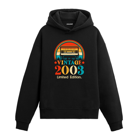 2003 Vintage Hoodie, retro kaset baskısı ve pamuklu kumaşıyla nostaljik bir görünüm sunuyor.