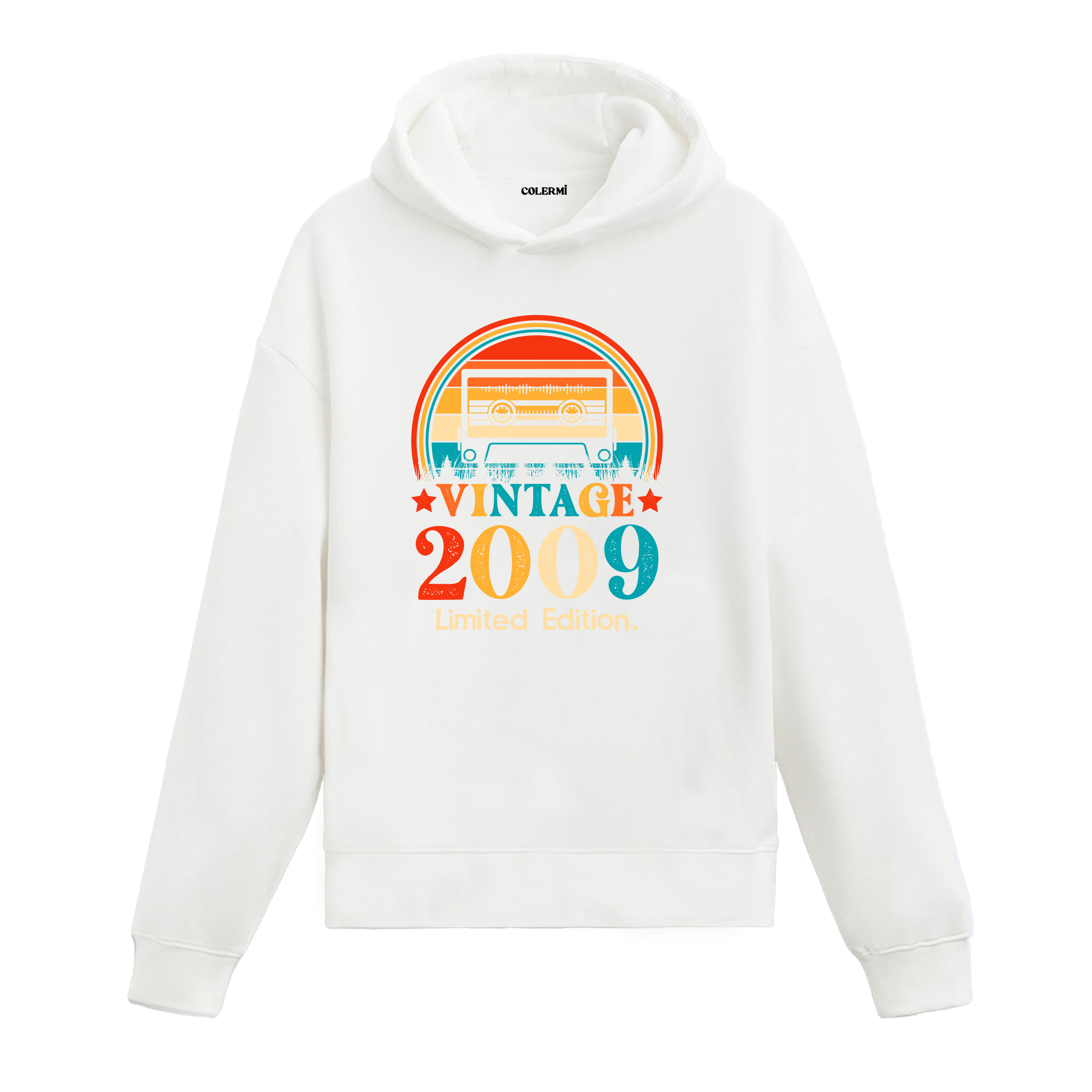 2009 Vintage Hoodie, kaset baskısı ve pamuklu kumaşıyla nostaljik ve rahat bir stil sunuyor.