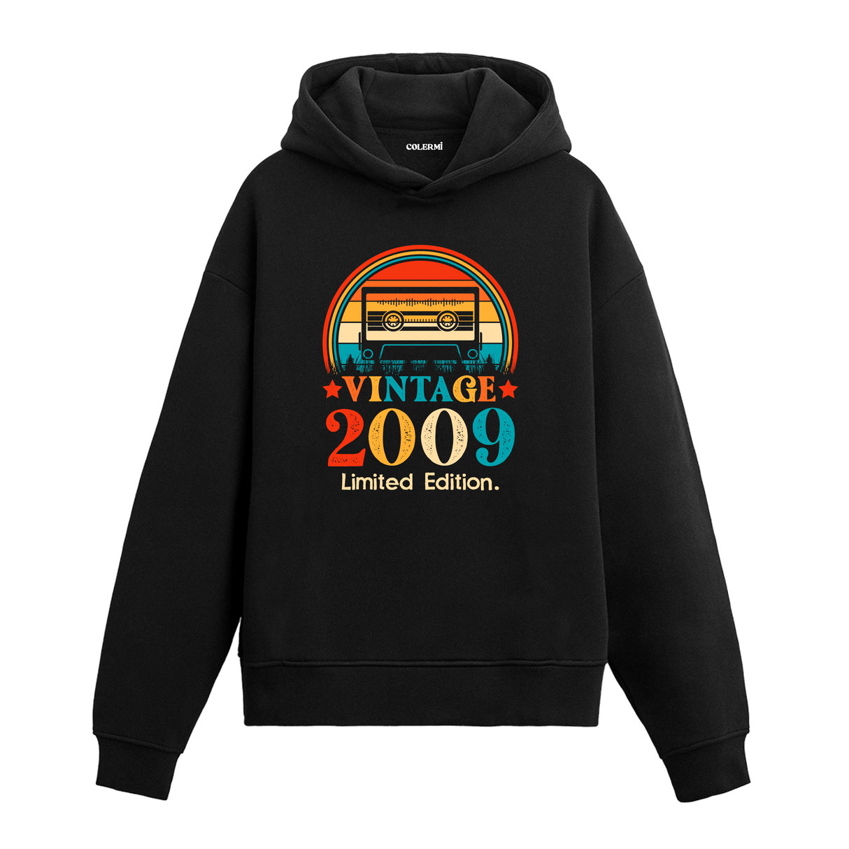2009 Vintage Hoodie, kaset baskısı ve pamuklu kumaşıyla nostaljik ve rahat bir stil sunuyor.