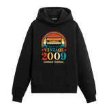 2009 Vintage Hoodie, kaset baskısı ve pamuklu kumaşıyla nostaljik ve rahat bir stil sunuyor.