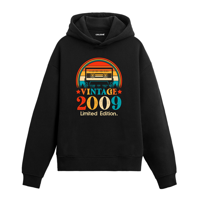 2009 Vintage Hoodie, kaset baskısı ve pamuklu kumaşıyla nostaljik ve rahat bir stil sunuyor.