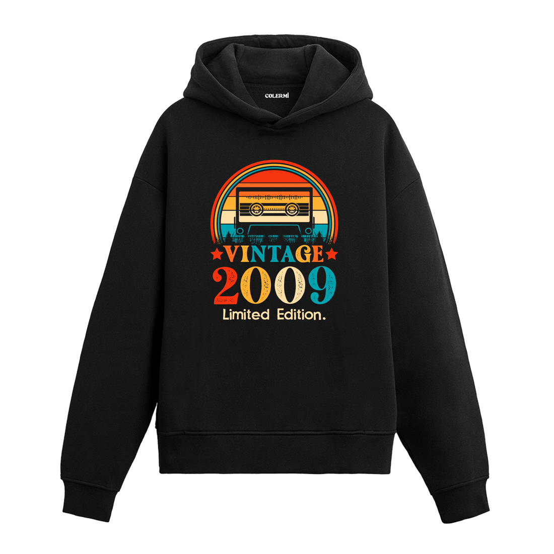 2009 Vintage Hoodie, kaset baskısı ve pamuklu kumaşıyla nostaljik ve rahat bir stil sunuyor.