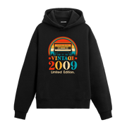 2009 Vintage Hoodie, kaset baskısı ve pamuklu kumaşıyla nostaljik ve rahat bir stil sunuyor.
