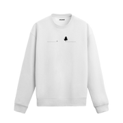 Yatay çizgi üzerinde yürüyen küçük bir insan figürü ve karşısında duran büyük ağaç çizimli sweatshirt tasarımı.
