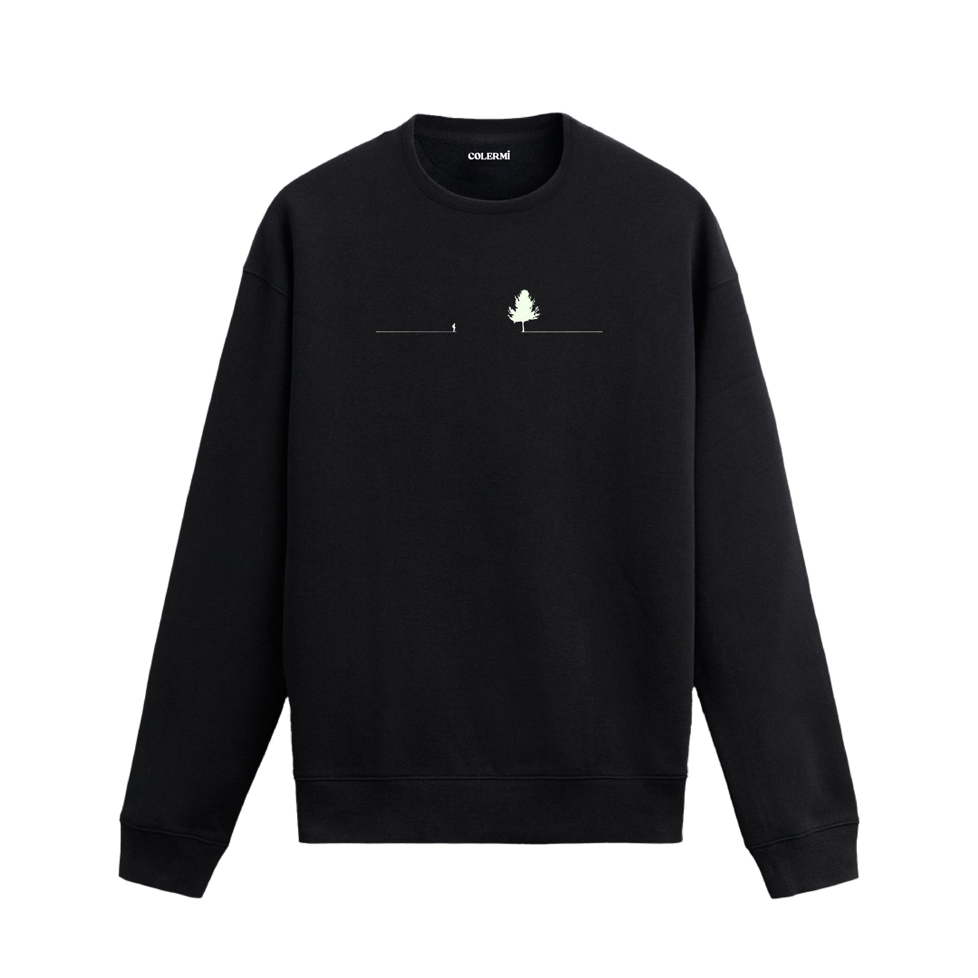 Yatay çizgi üzerinde yürüyen küçük bir insan figürü ve karşısında duran büyük ağaç çizimli sweatshirt tasarımı.