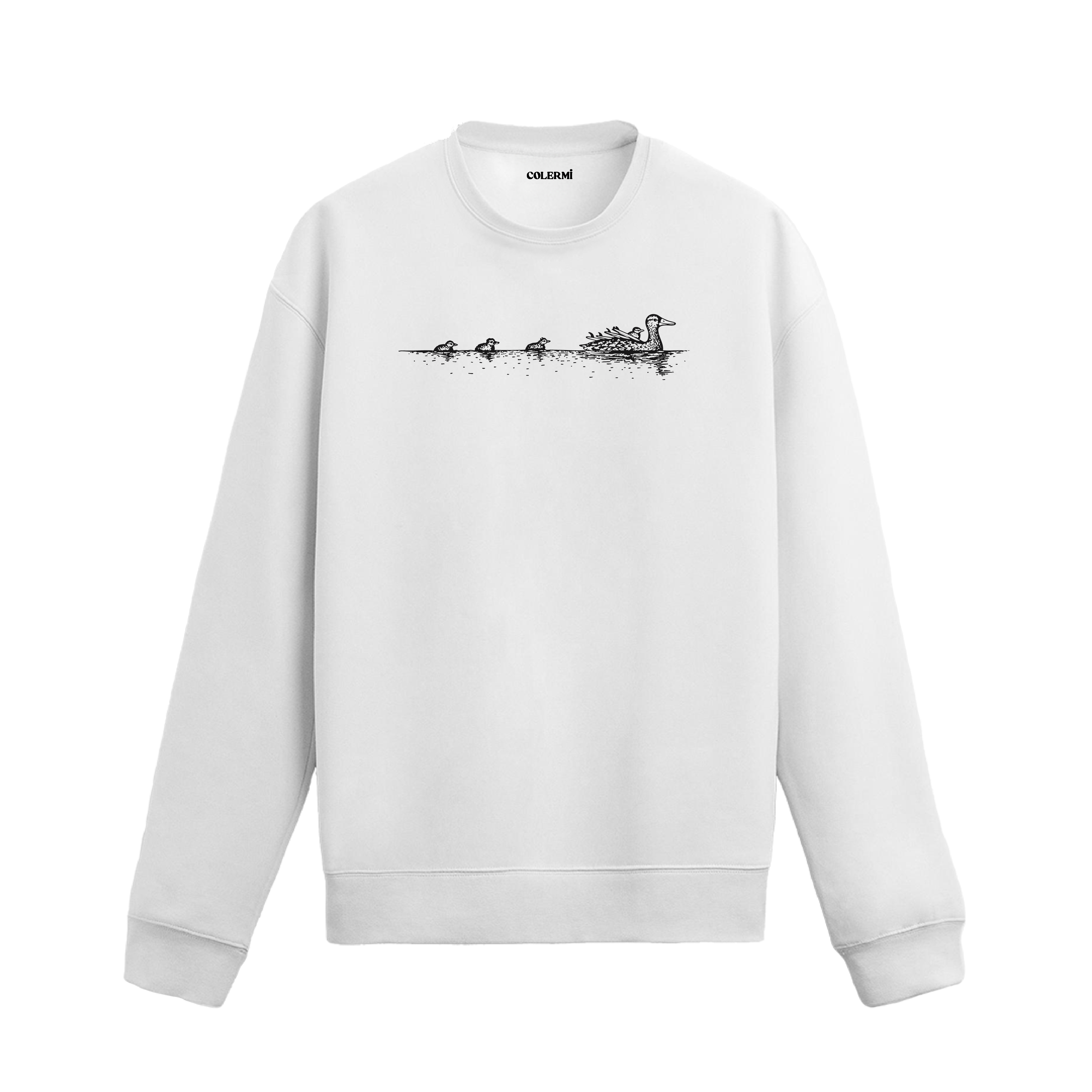 Anne ördeğin yavrularıyla göl üzerinde yüzdüğü sahneyi yansıtan Colermi sweatshirt.