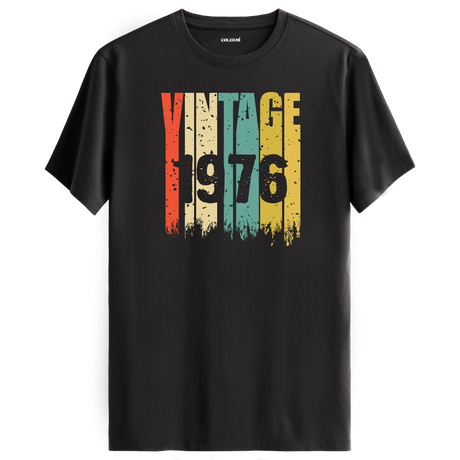 1976’nın ikonik retro ruhunu yansıtan vintage t-shirt, nostaljik tarzını tamamlıyor.