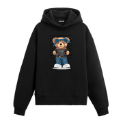 Polis kayıt panosu önünde duran bandanalı asi ayıcık baskılı hoodie tasarımı.