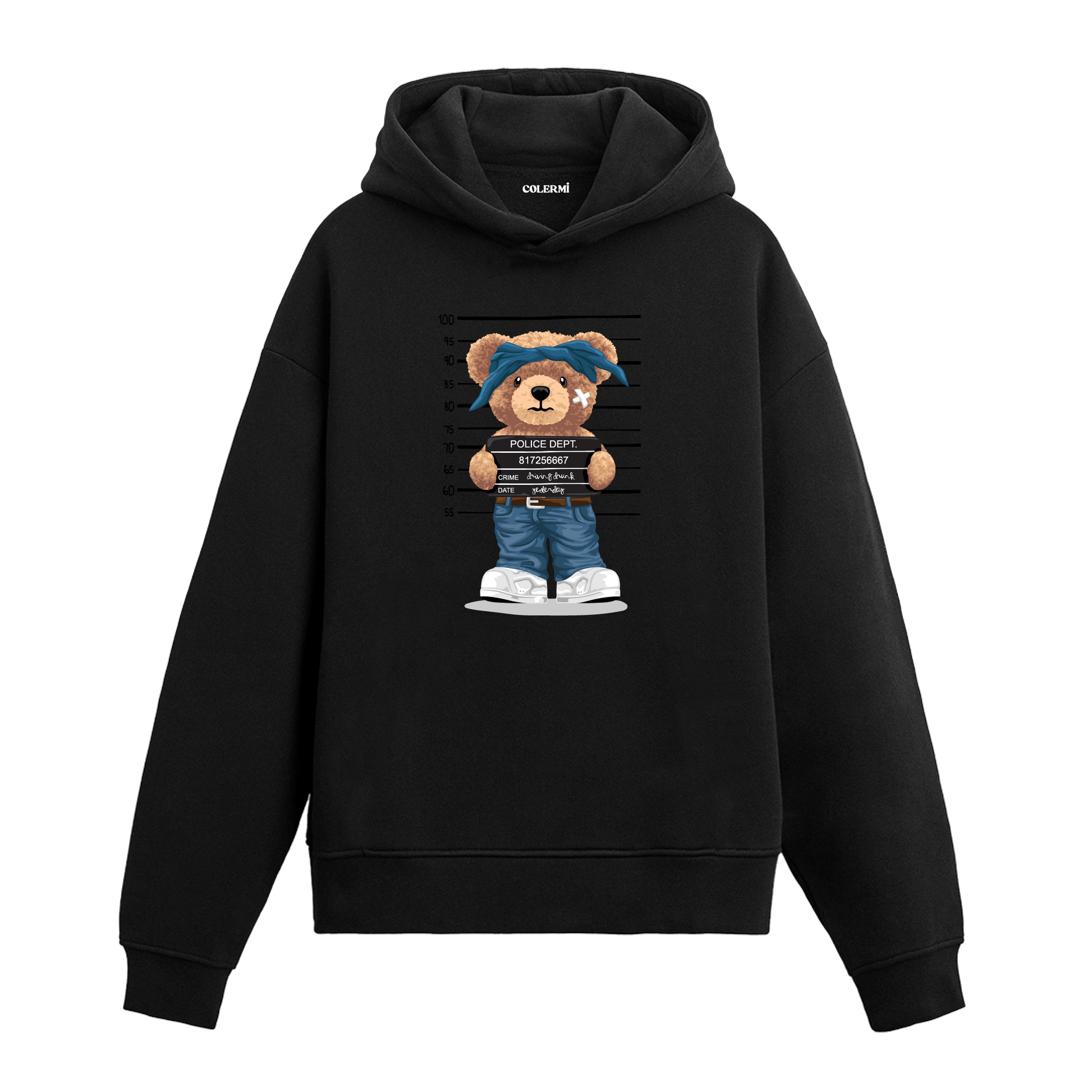 Polis kayıt panosu önünde duran bandanalı asi ayıcık baskılı hoodie tasarımı.