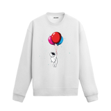 Astronotun rengarenk balonlarla uzaya yükseldiği tasarımlı beyaz sweatshirt.