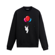 Astronotun rengarenk balonlarla uzaya yükseldiği tasarımlı siyah sweatshirt.