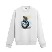 El çizimi tarzında astronotun gezegen üzerinde durduğu uzay temalı beyaz sweatshirt tasarımı
