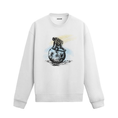 El çizimi tarzında astronotun gezegen üzerinde durduğu uzay temalı beyaz sweatshirt tasarımı