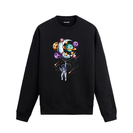 Gezegenlerden oluşan balonlarla uzayda yükselen astronot tasarımlı sweatshirt.