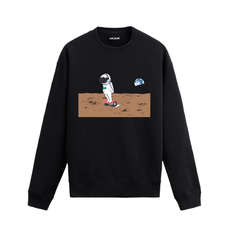 Hoverboard ile Ay yüzeyinde ilerleyen astronot tasarımlı sweatshirt