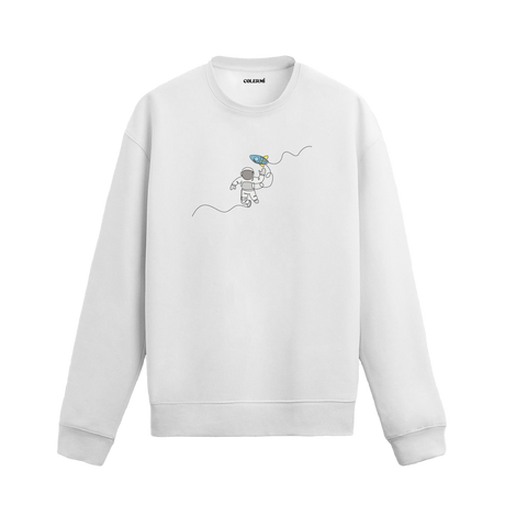 Oyuncak roketle uzay boşluğunda süzülen astronot tasarımlı beyaz sweatshirt..