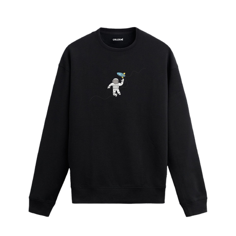 Oyuncak roketle uzay boşluğunda süzülen astronot tasarımlı siyah sweatshirt.