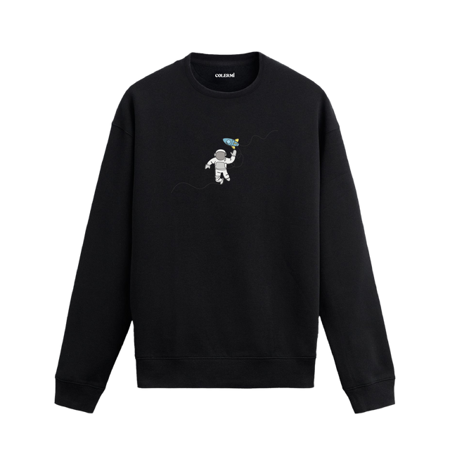 Oyuncak roketle uzay boşluğunda süzülen astronot tasarımlı siyah sweatshirt.