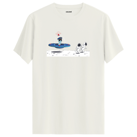 Astronot ve UFO ekru tişört, minimal tarzı ve premium pamuk kumaşıyla modern bir hediye alternatifi sunar.