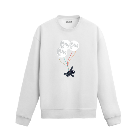 Üç ay balonuyla gökyüzüne süzülen astronotun yer aldığı yaratıcı sweatshirt tasarımı