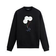 Üç ay balonuyla gökyüzüne süzülen astronotun yer aldığı yaratıcı sweatshirt tasarımı