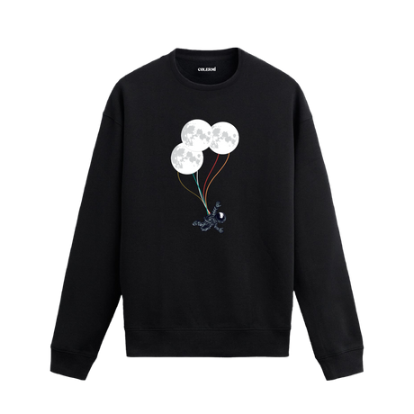 Üç ay balonuyla gökyüzüne süzülen astronotun yer aldığı yaratıcı sweatshirt tasarımı