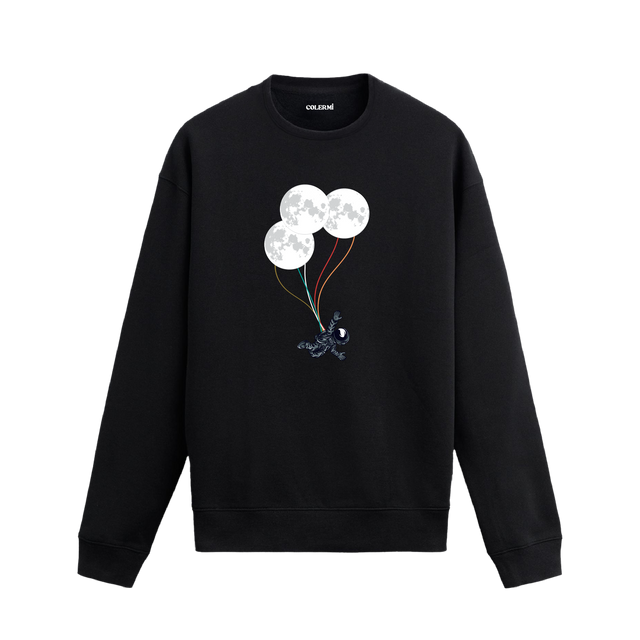 Üç ay balonuyla gökyüzüne süzülen astronotun yer aldığı yaratıcı sweatshirt tasarımı
