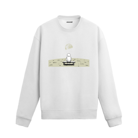Ay yüzeyinde oturan bir astronotun Dünya’ya baktığı uzay temalı Colermi sweatshirt tasarımı.