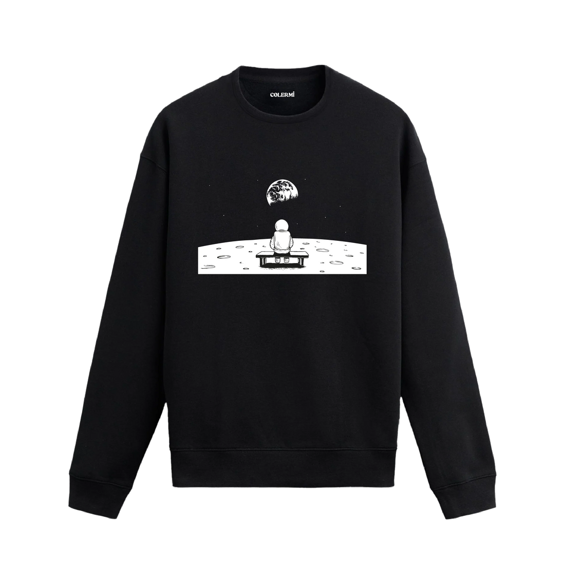 Ay yüzeyinde oturan bir astronotun Dünya’ya baktığı uzay temalı Colermi sweatshirt tasarımı.