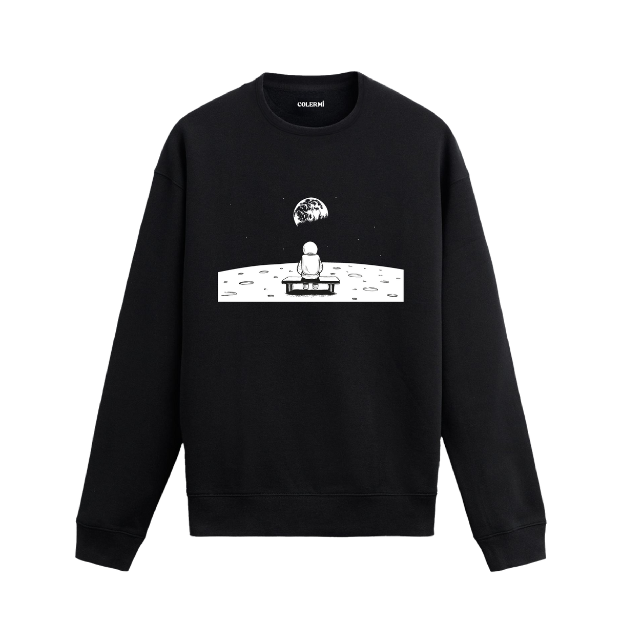 Ay yüzeyinde oturan bir astronotun Dünya’ya baktığı uzay temalı Colermi sweatshirt tasarımı.