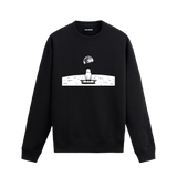 Ay yüzeyinde oturan bir astronotun Dünya’ya baktığı uzay temalı Colermi sweatshirt tasarımı.