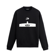 Ay yüzeyinde oturan bir astronotun Dünya’ya baktığı uzay temalı Colermi sweatshirt tasarımı.