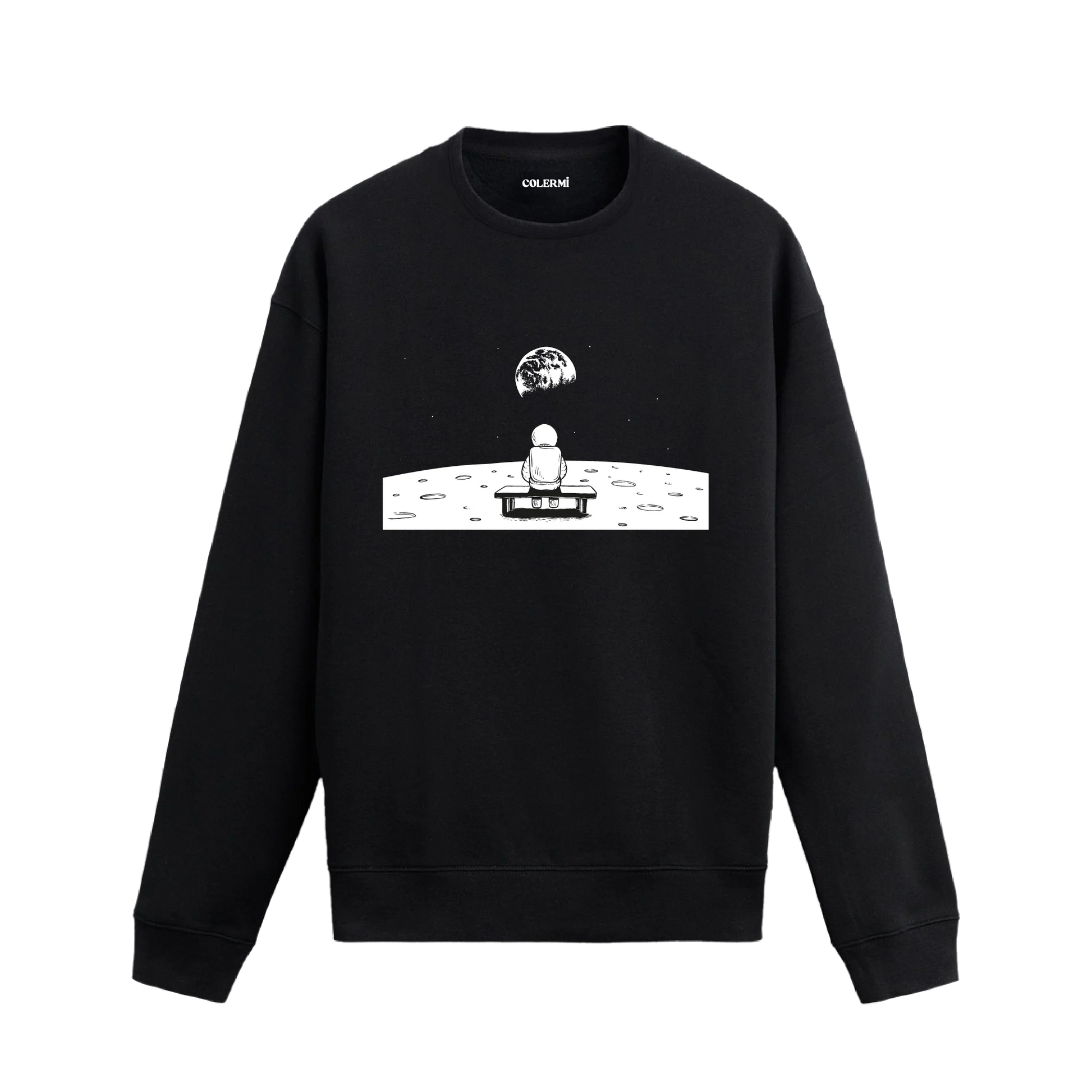 Ay yüzeyinde oturan bir astronotun Dünya’ya baktığı uzay temalı Colermi sweatshirt tasarımı.