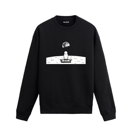 Ay yüzeyinde oturan bir astronotun Dünya’ya baktığı uzay temalı Colermi sweatshirt tasarımı.