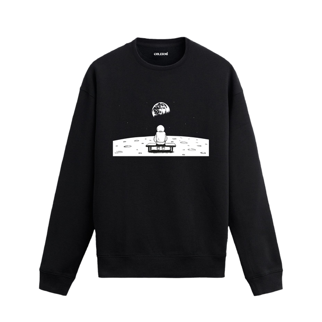 Ay yüzeyinde oturan bir astronotun Dünya’ya baktığı uzay temalı Colermi sweatshirt tasarımı.