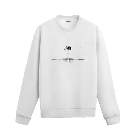 Ay yüzeyinde yalnız bir astronotun Dünya’yı izlediği uzay temalı beyaz sweatshirt tasarımı.