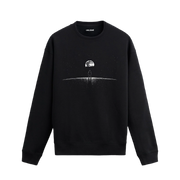 Ay yüzeyinde yalnız bir astronotun Dünya’yı izlediği uzay temalı siyah sweatshirt tasarımı.