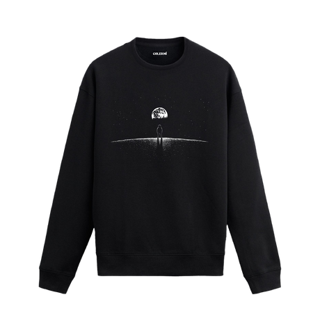 Ay yüzeyinde yalnız bir astronotun Dünya’yı izlediği uzay temalı siyah sweatshirt tasarımı.