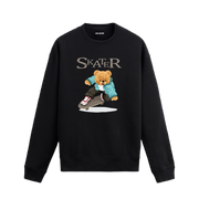 Skater ayıcık baskılı sweatshirt, kaykay temalı tasarımı ve pamuklu dokusuyla günlük stilinize enerjik bir hava katıyor.