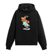 Basketbol topu süren, “Keep Moving” yazılı basketbolcu ayıcık baskılı hoodie tasarımı.