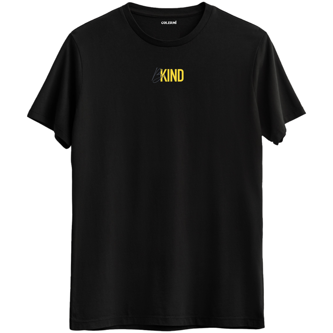 Be Kind yazı tasarımıyla nazik olmayı hatırlatan siyah Bisiklet Yaka T-Shirt.